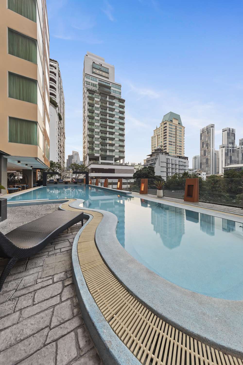 Golden Tulip Mandison Suites 